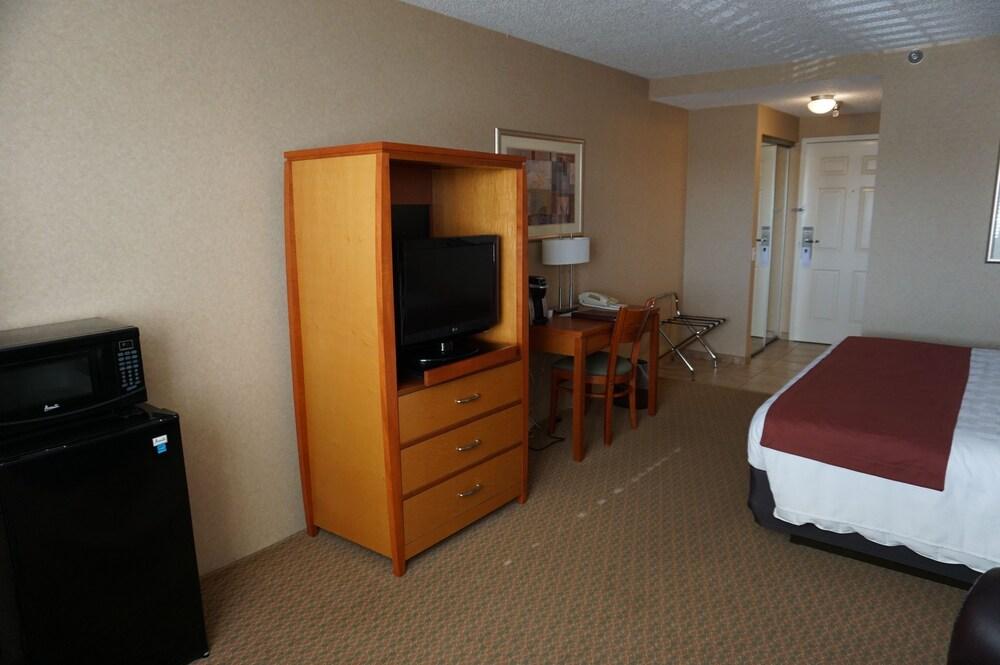 Findlay Inn and Conference Center photo 2