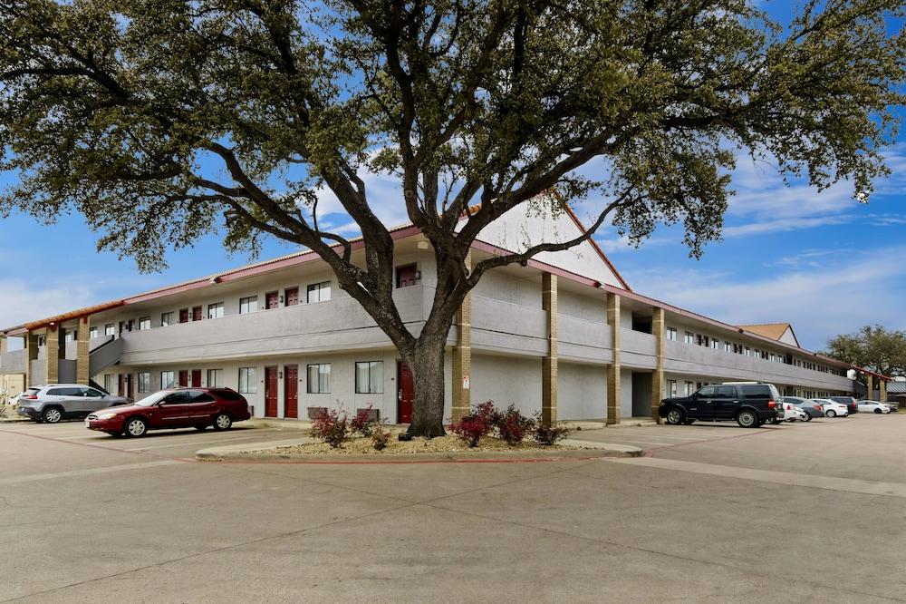 Red Roof Inn & Suites Irving – DFW Airport South photo 21