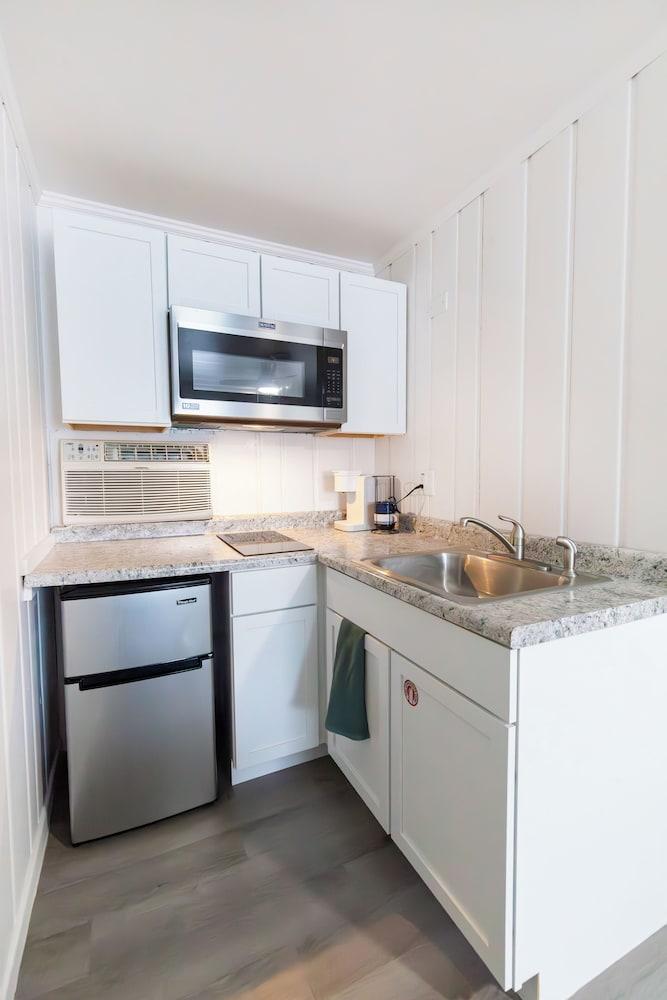 Anchor Bay Inn and Suites photo 22