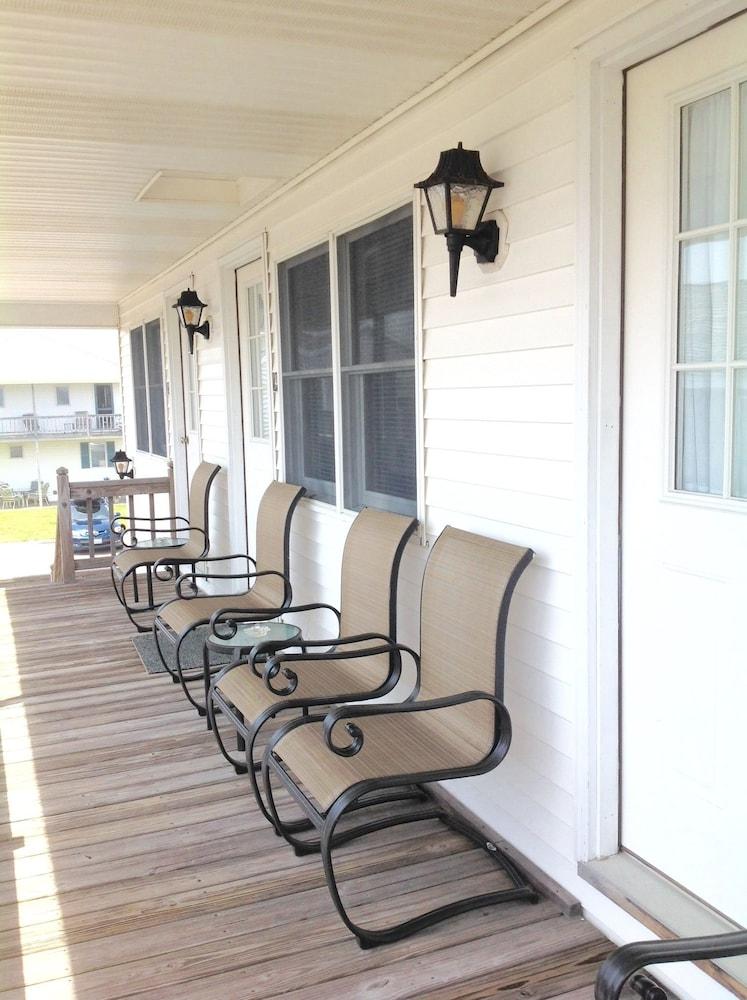Moody's Motel & Cottages photo 3