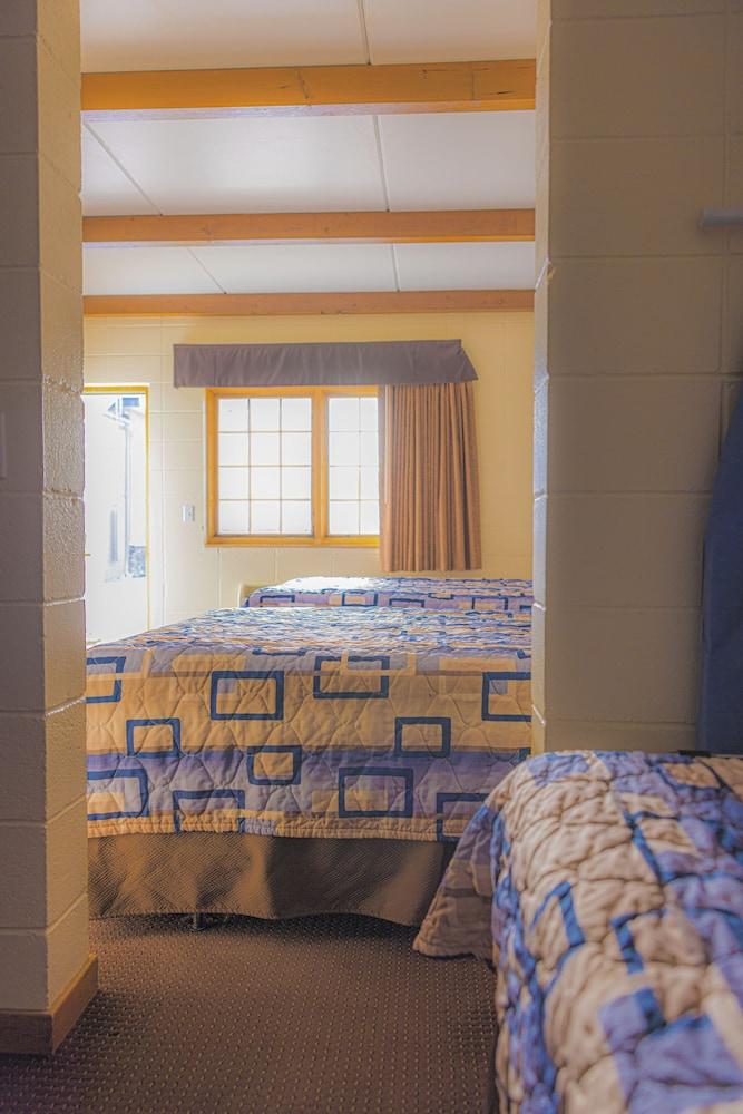 Wrangler Inn photo 10