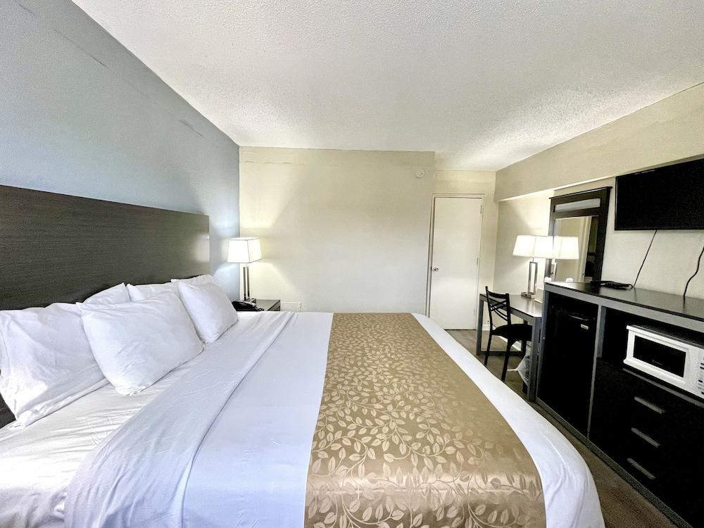 Red Carpet Inn & Suites photo 33