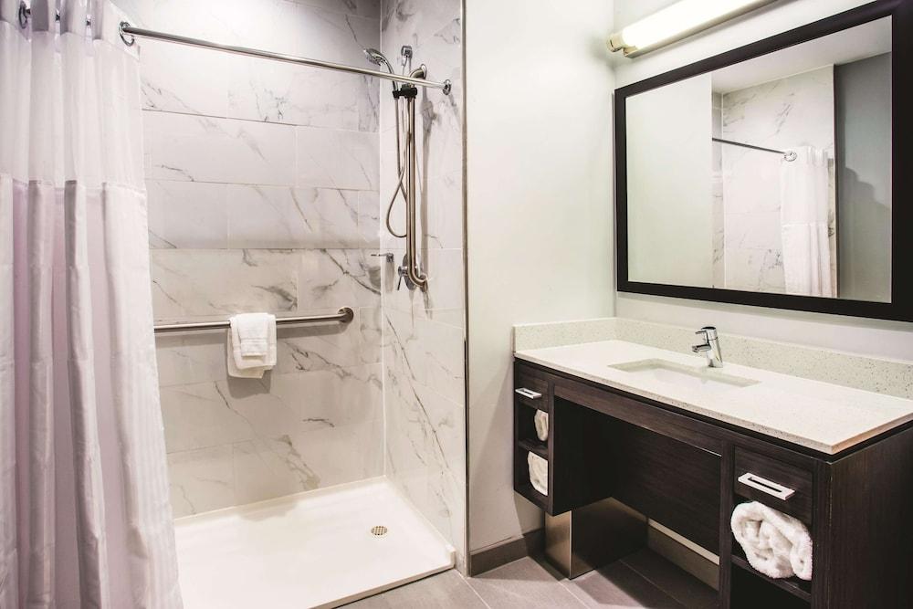 La Quinta Inn & Suites by Wyndham Baltimore Downtown photo 13