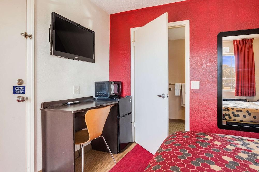 Econo Lodge Inn & Suites photo 14