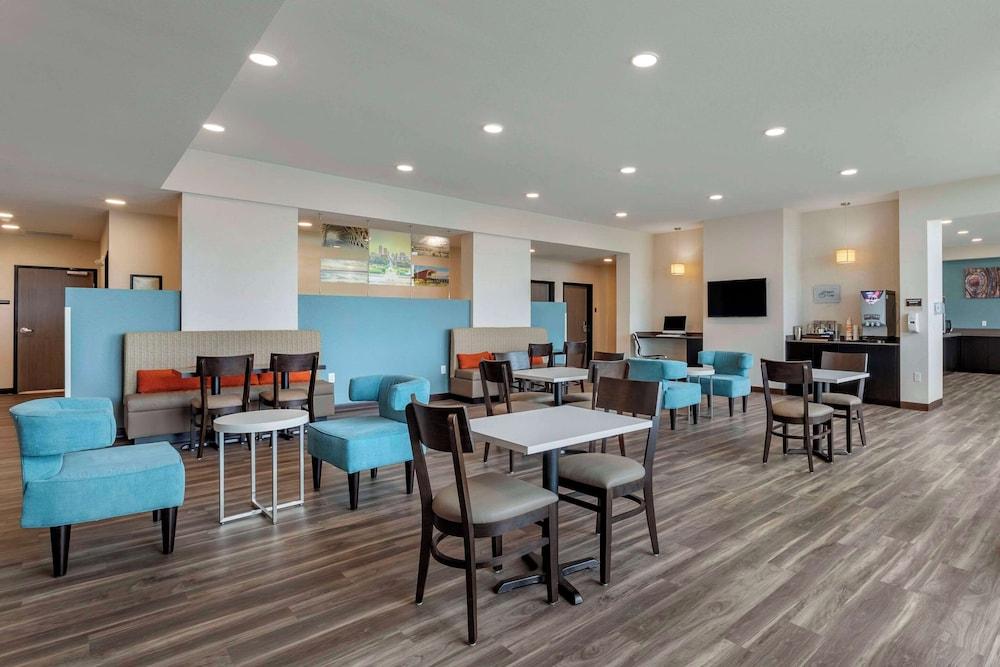 MainStay Suites Milwaukee/Franklin photo 21