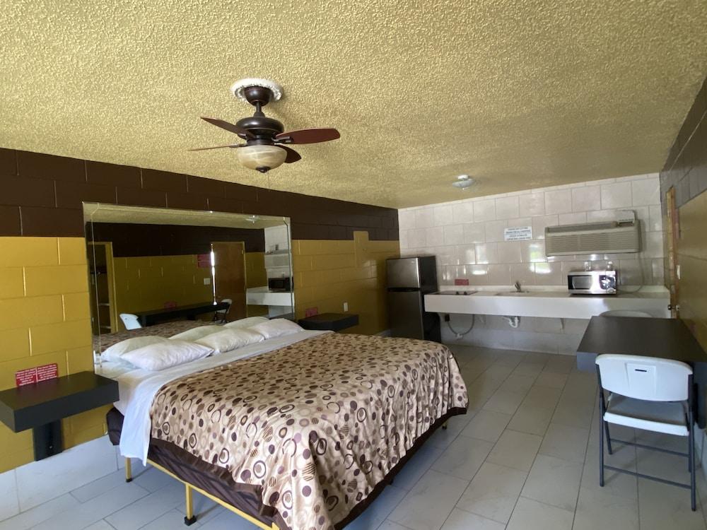 Savannah Inn and Suites photo 4