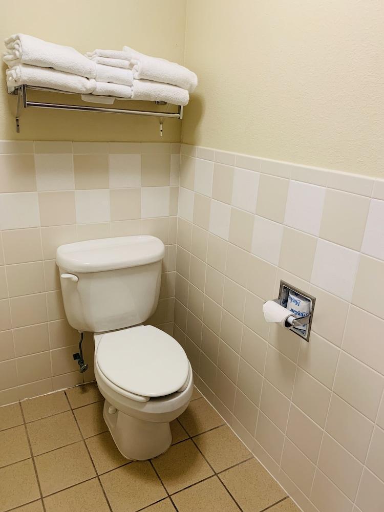 AmericInn by Wyndham Kewanee photo 90