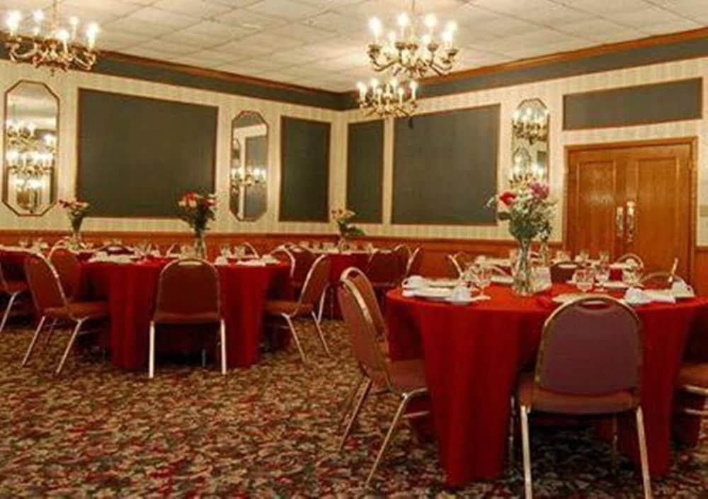 Red Carpet Inn & Suites photo 25