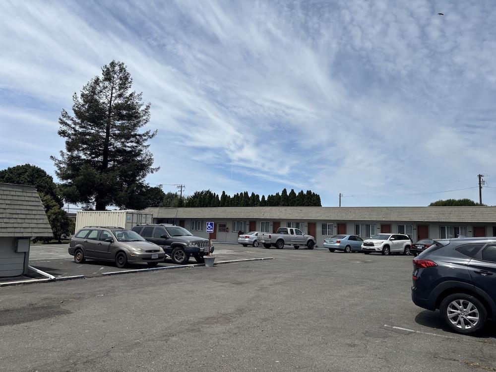 6 Rivers Motel Fortuna near Hwy 101 photo 11
