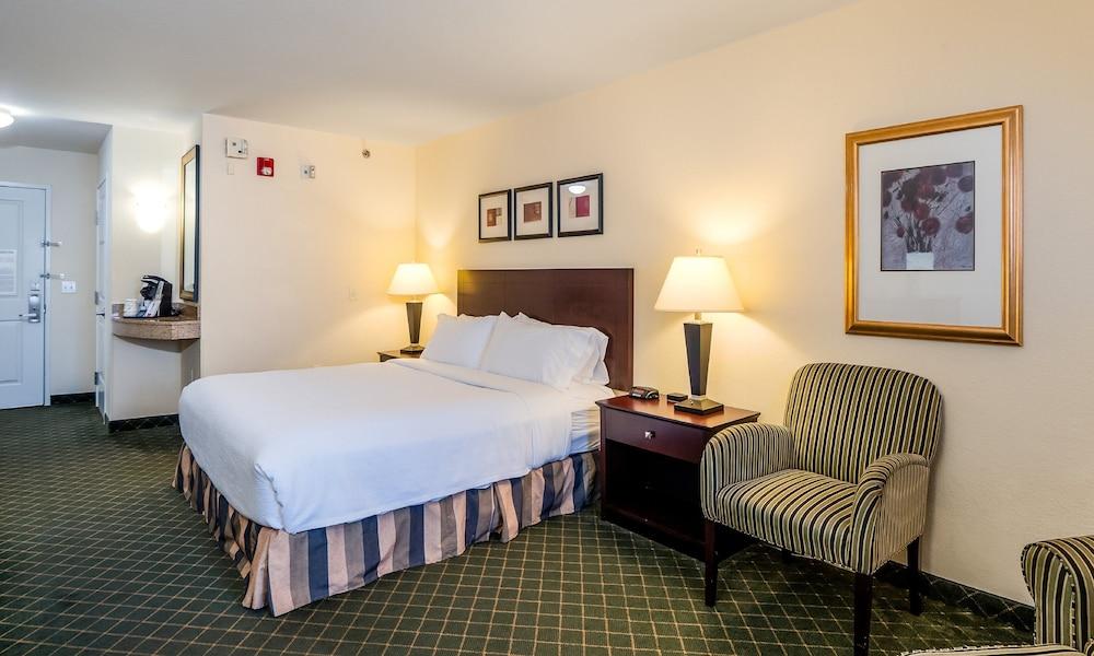 Holiday Inn & Conference Center Marshfield by IHG photo 2
