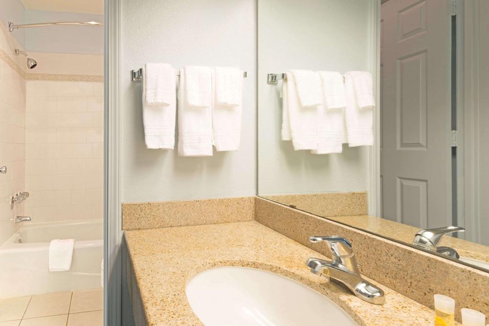 Days Inn by Wyndham KU Lawrence photo 14