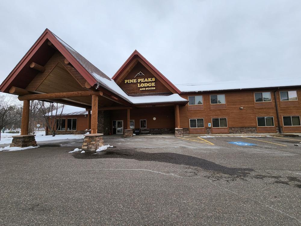Pine Peaks Lodge & Suites photo 1