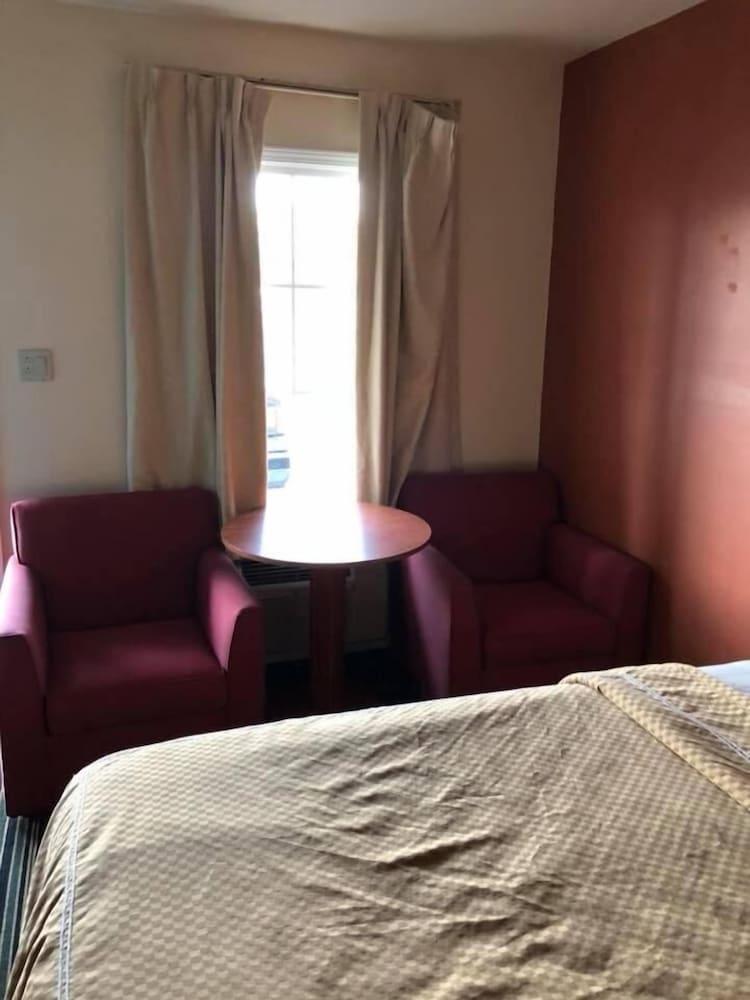 Scottish Inn & Suites photo 22