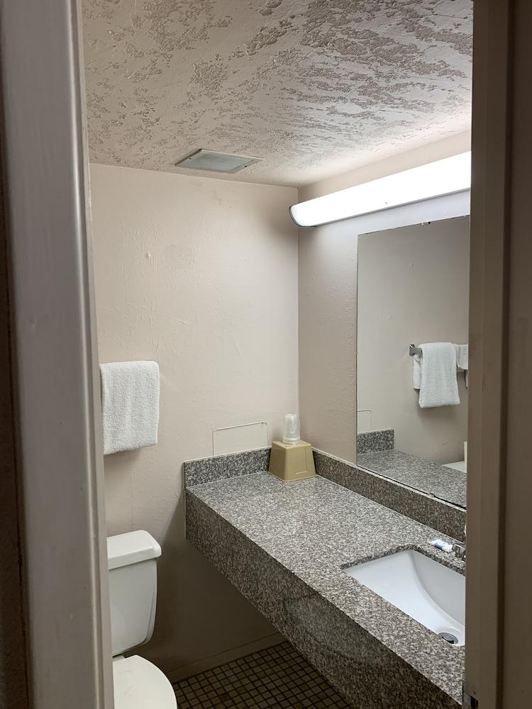 Travelers Inn photo 12