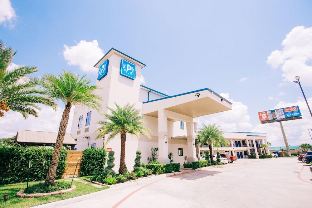 Palace Inn Blue I-45 & College Ave photo 30