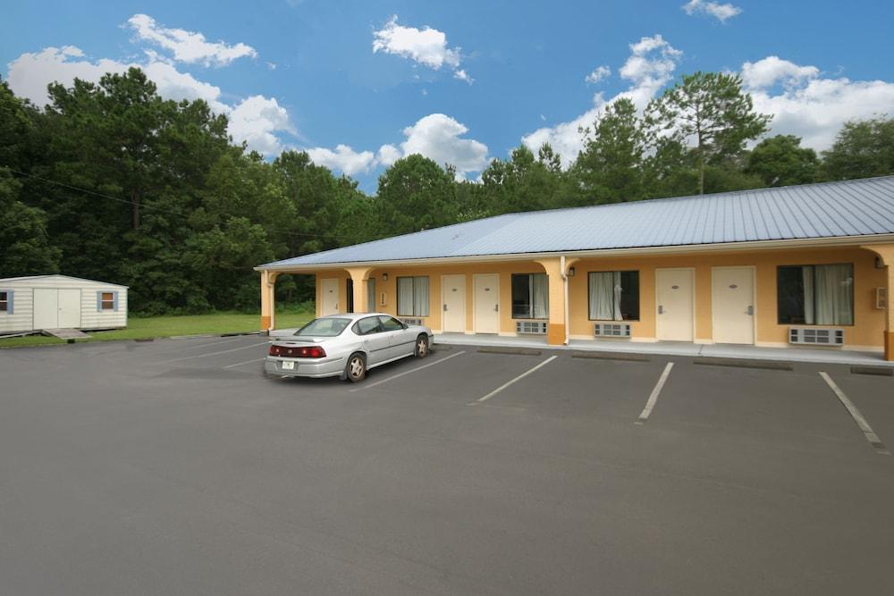 Days Inn by Wyndham DeFuniak Springs photo 20