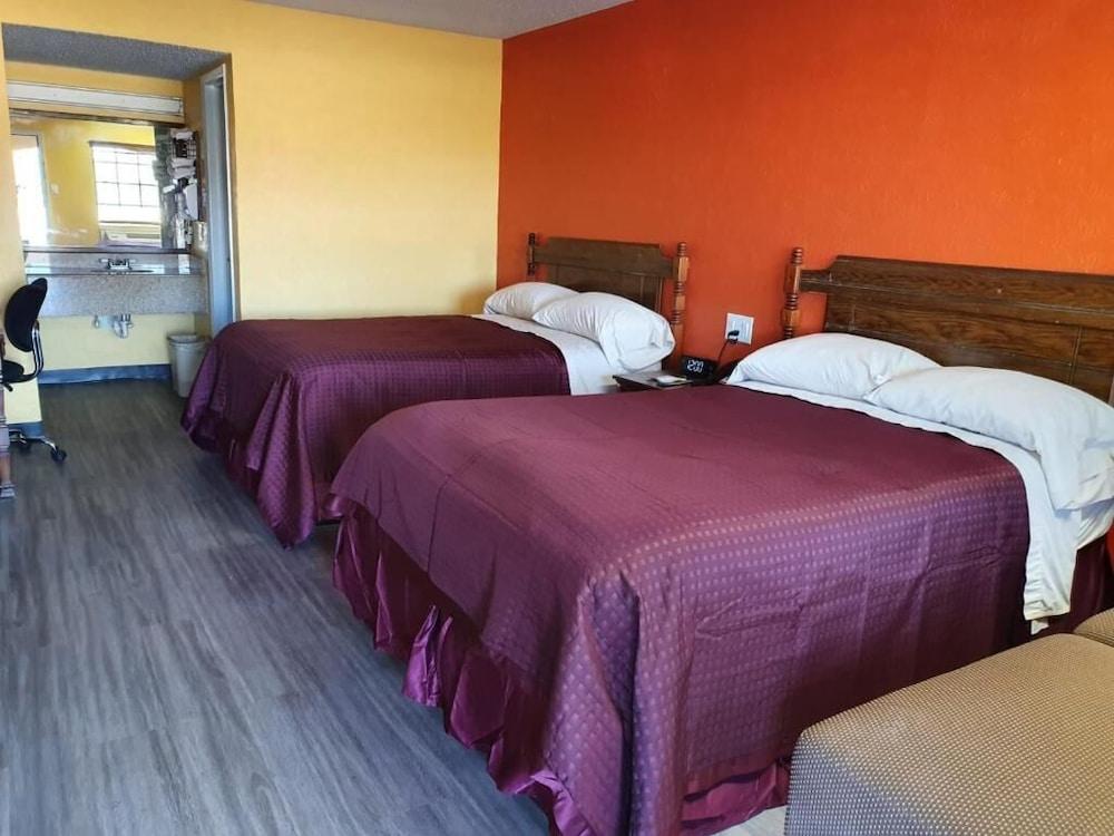 Chaparral Motel photo 13