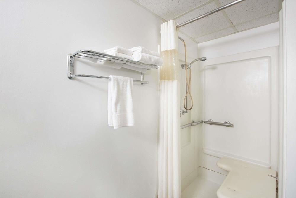 Travelodge by Wyndham Great Bend photo 6