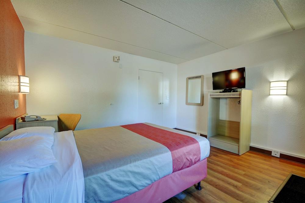 Motel 6 Chicopee, MA - Springfield photo 7