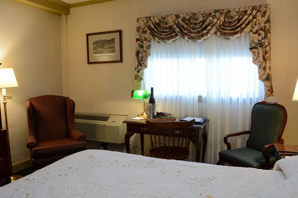 Lamie's Inn and The Old Salt Restaurant photo 16