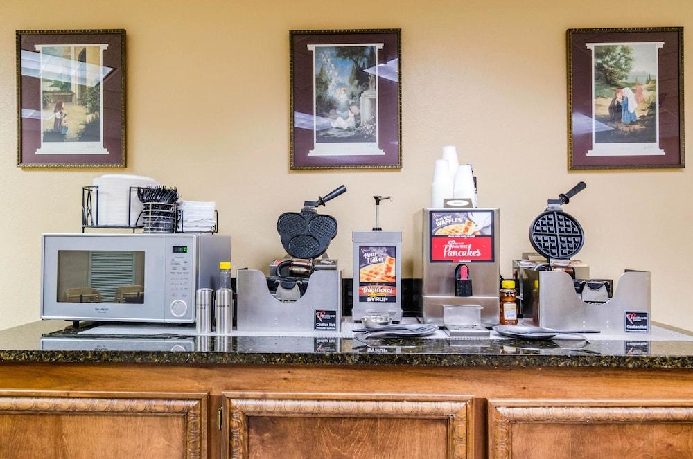Quality Inn & Suites Carthage near Precious Moments Chapel photo 60