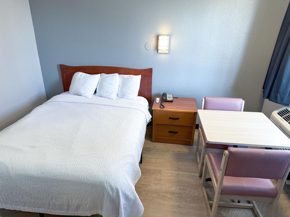 Super 7 Motel photo 14