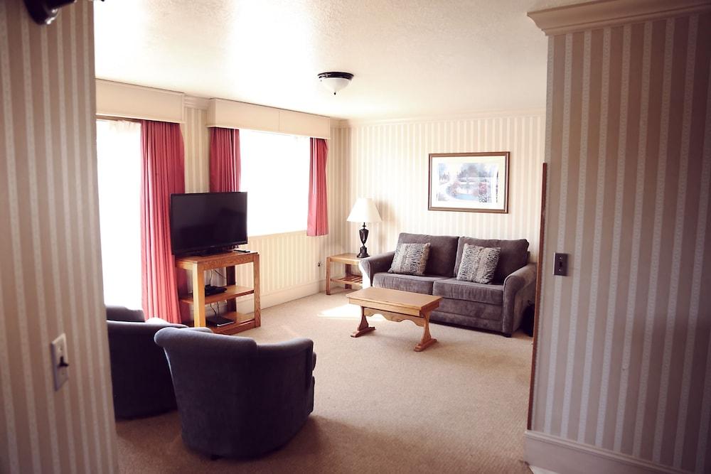 Coachman Inn & Suites photo 46