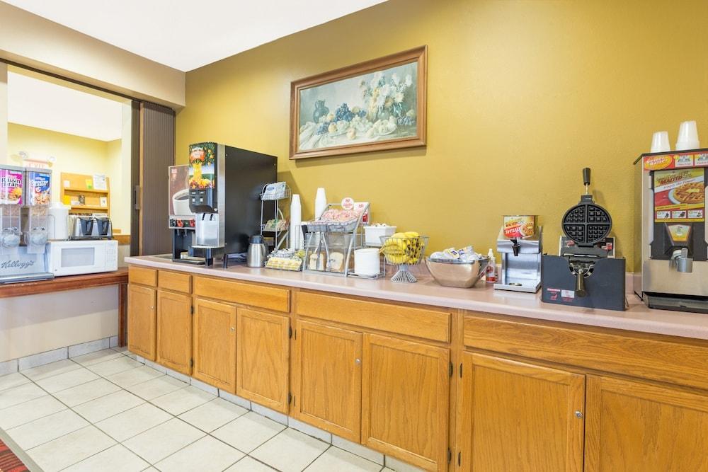 Super 8 by Wyndham Osage photo 18