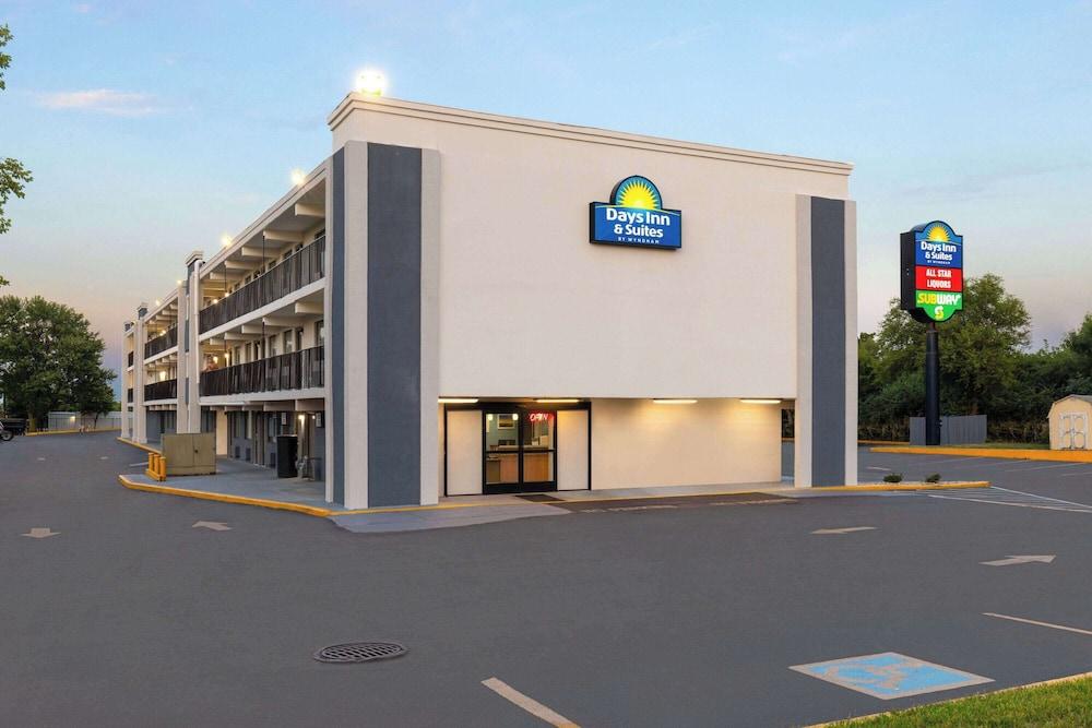 Days Inn & Suites by Wyndham Indianapolis Airport East photo 35