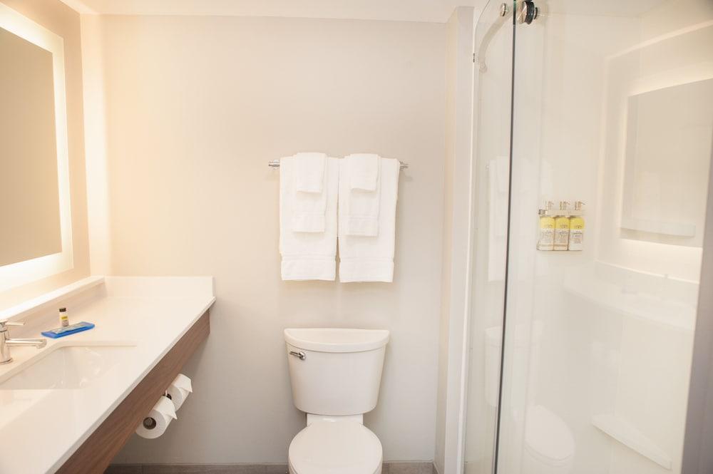 Holiday Inn Express & Suites Norfolk by IHG photo 11