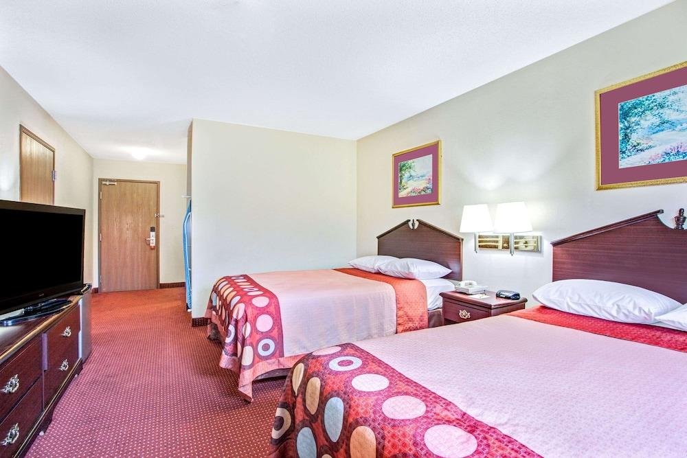 Super 8 by Wyndham Clinton photo 9