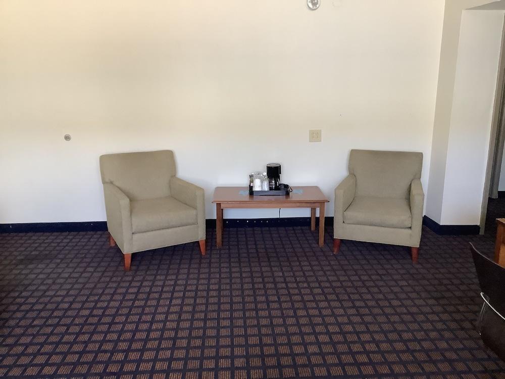 Silver Spur Vintage Inn & Suites photo 40