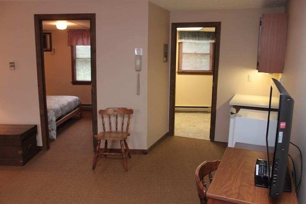The Villager Motel photo 19