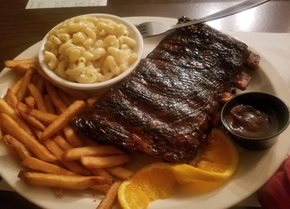 Laurelwood Inn and Steakhouse photo 3