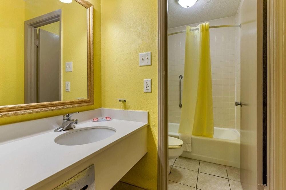 Travelers Inn Douglas By OYO US-441 photo 8