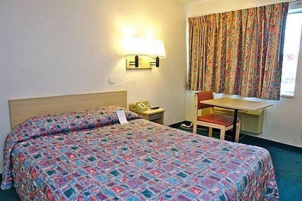 Rodeway Inn photo 14
