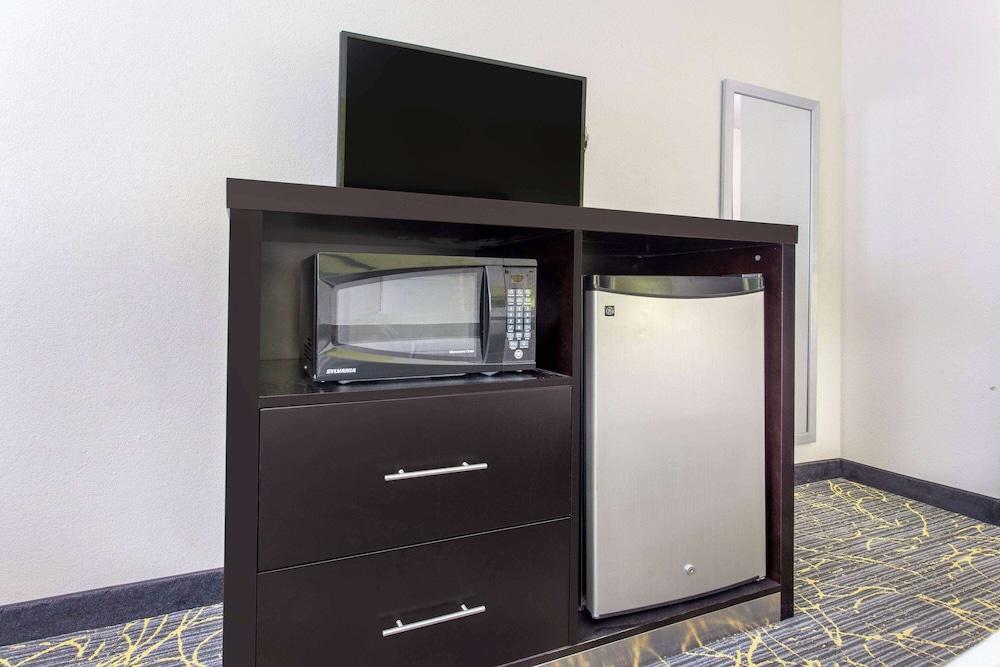 AmericInn by Wyndham Delafield-Waukesha-Milwaukee photo 19