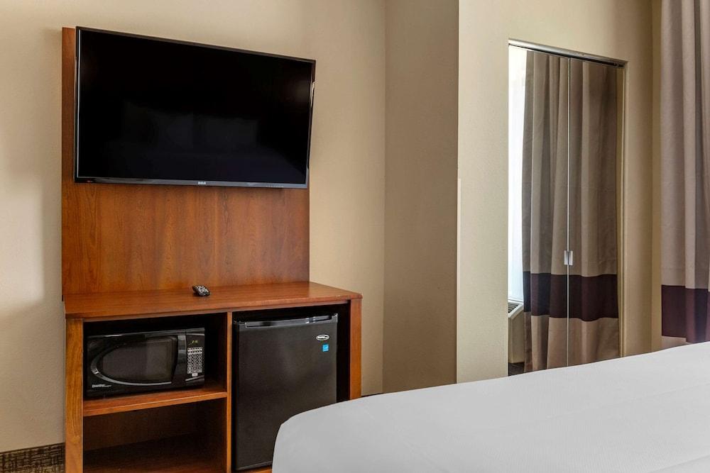 Comfort Suites Clayton - Garner photo 17