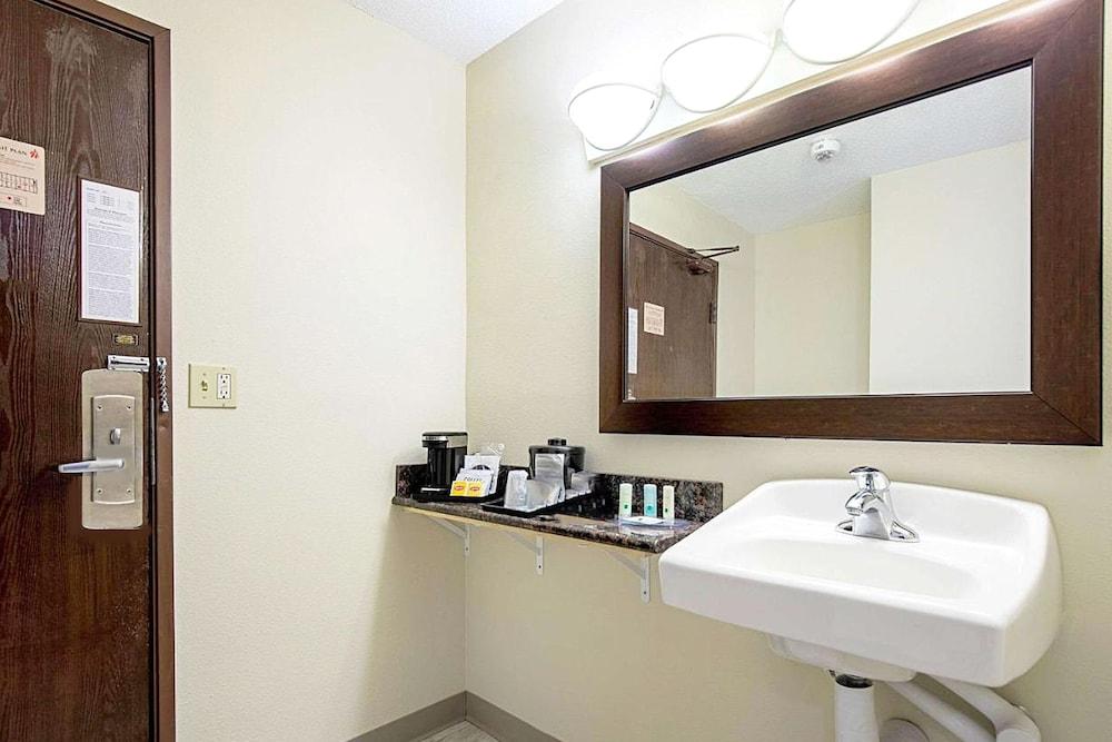 Norwood Inn & Suites Milwaukee photo 6