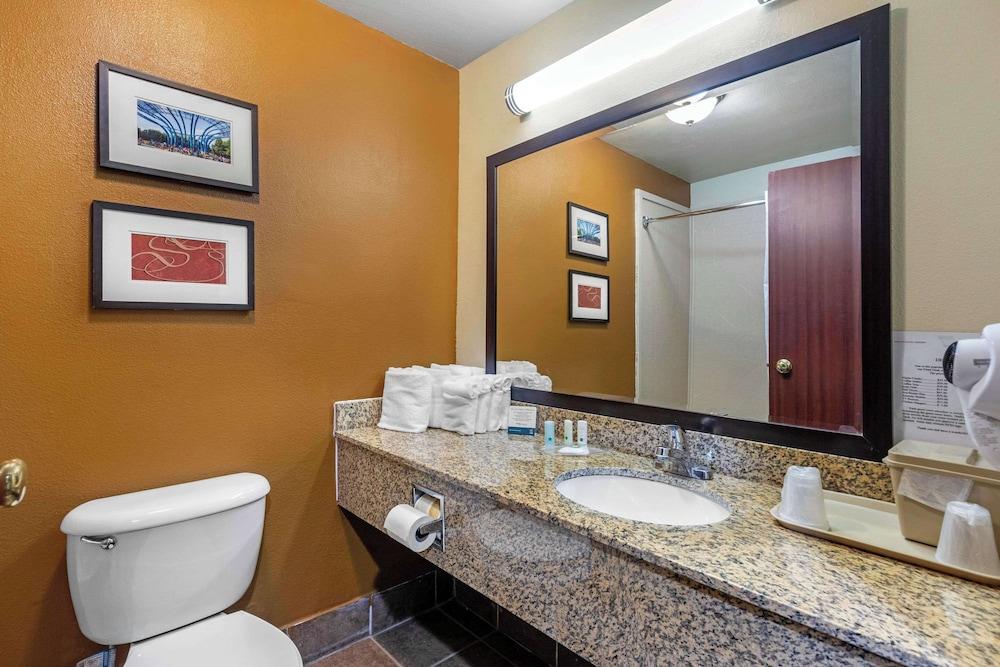 Quality Suites Addison - Dallas photo 43