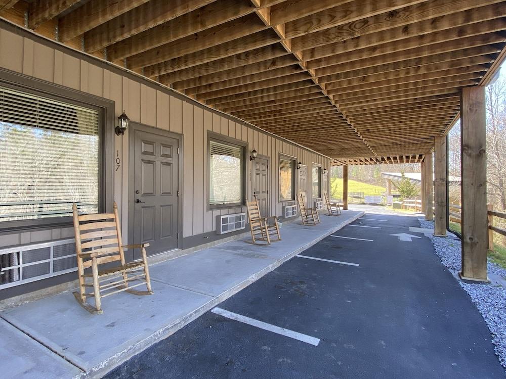 Copperhead Lodge and Resort Cabin Rentals — hotel in Blairsville