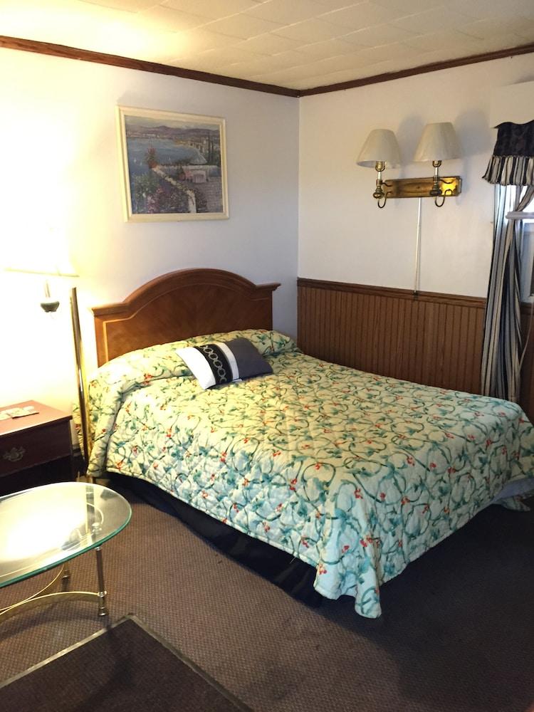 Tompkin's Motel photo 2