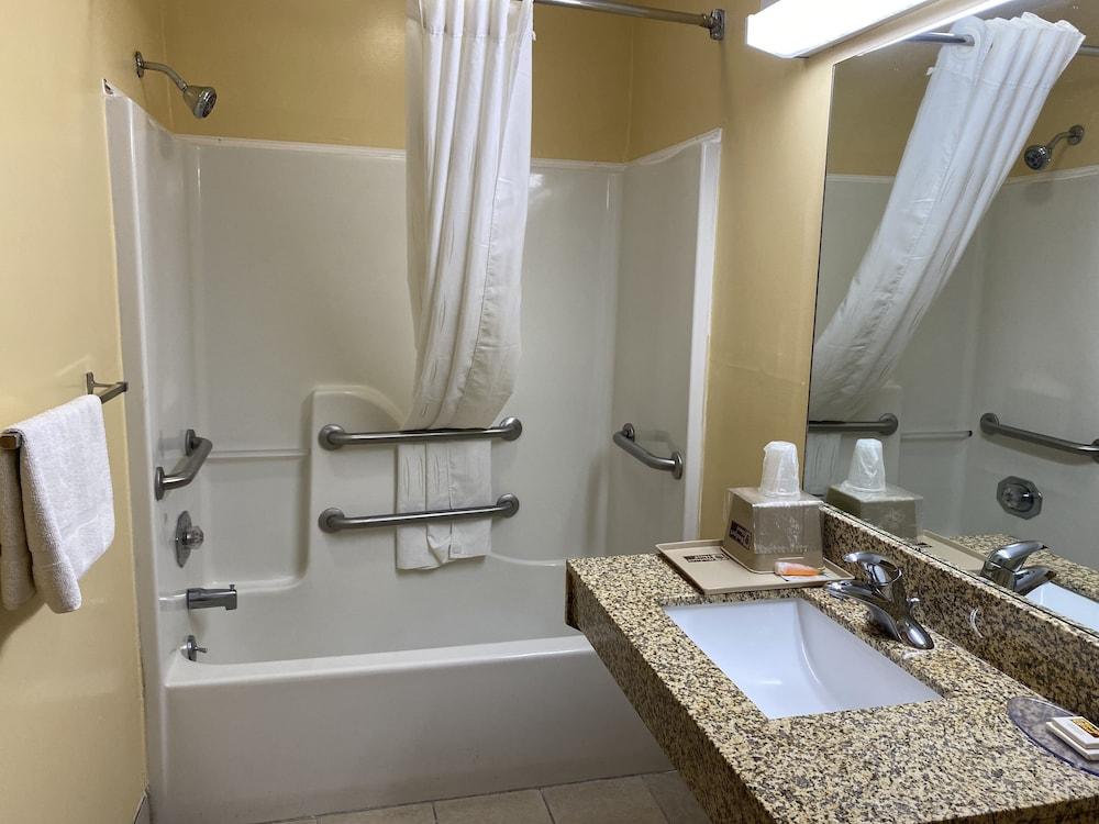 Rodeway Inn photo 28