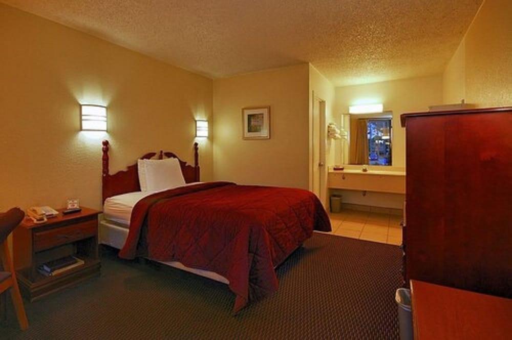 Super 6 Inn & Suites photo 20