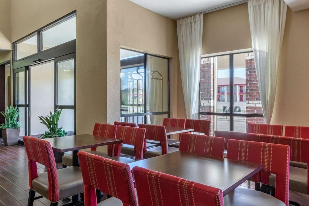 Comfort Suites Plainview photo 24