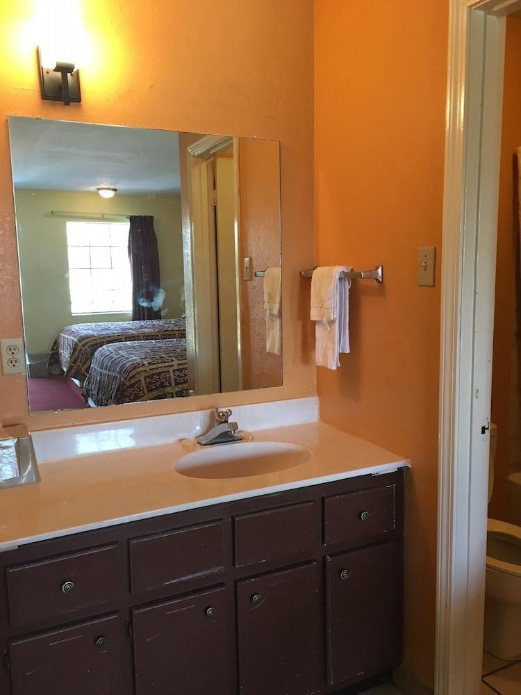Regency Inn & Suites photo 10