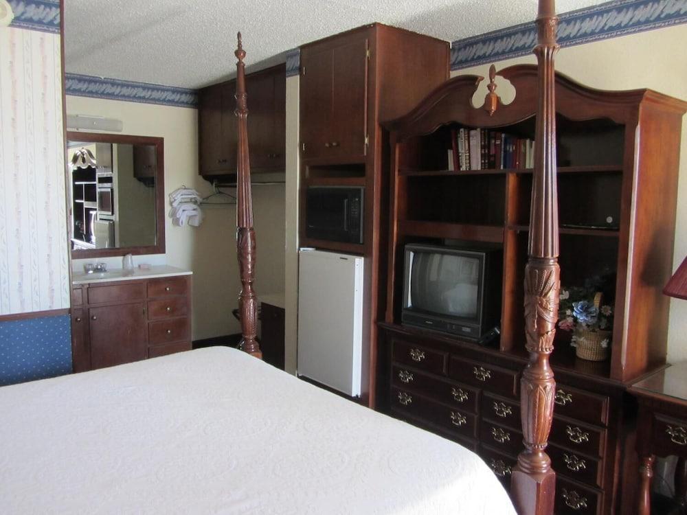 Warrick Plaza Inn photo 6