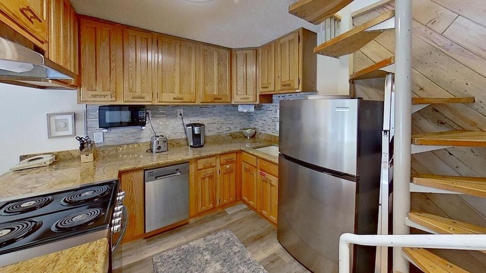The Crestwood Condominiums photo 48