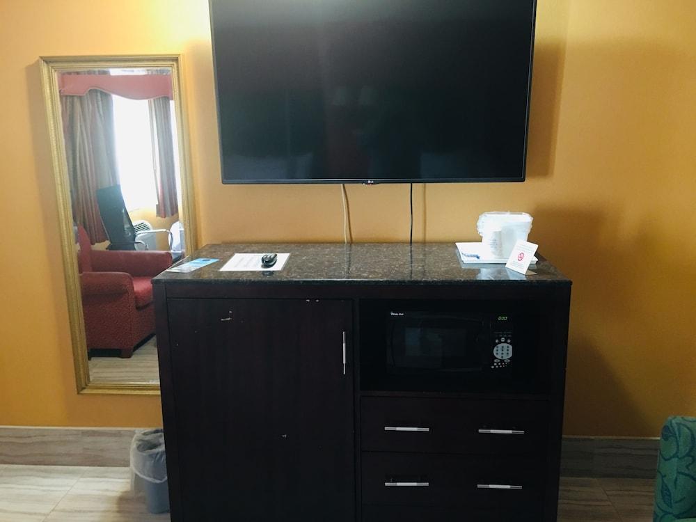 Travelodge by Wyndham Bay Shore Long Island photo 10