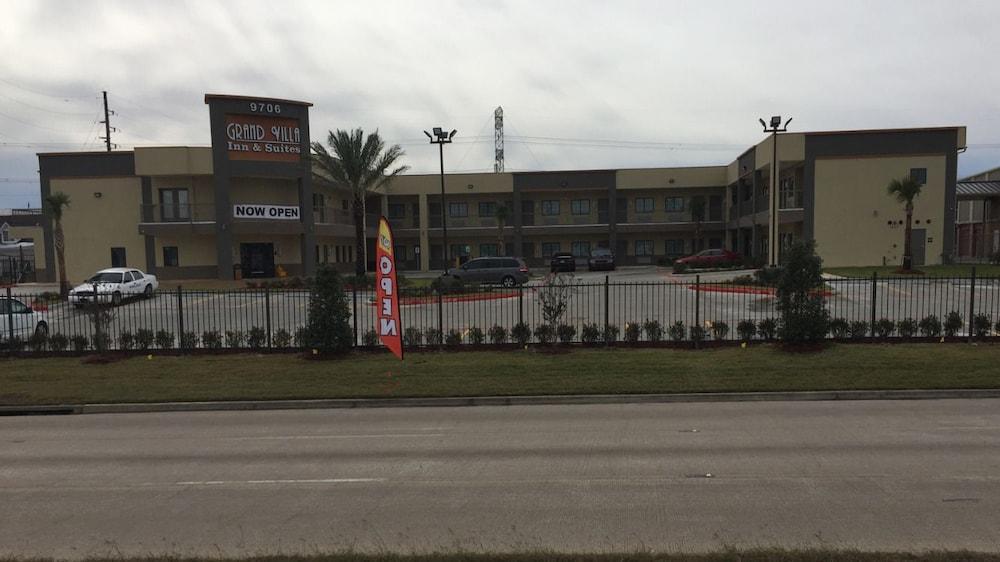 Grand Villa Inn & Suites - Humble photo 1